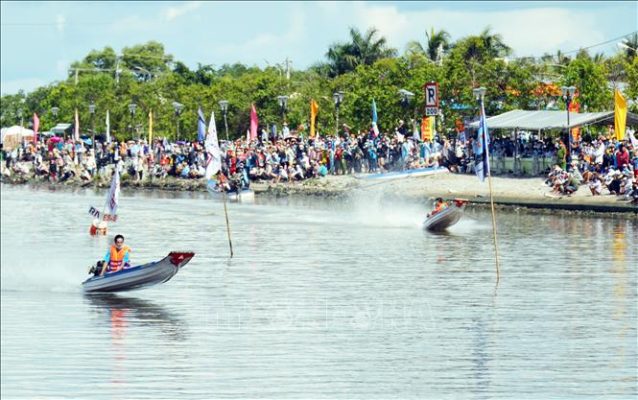 đua thuyền cà mau